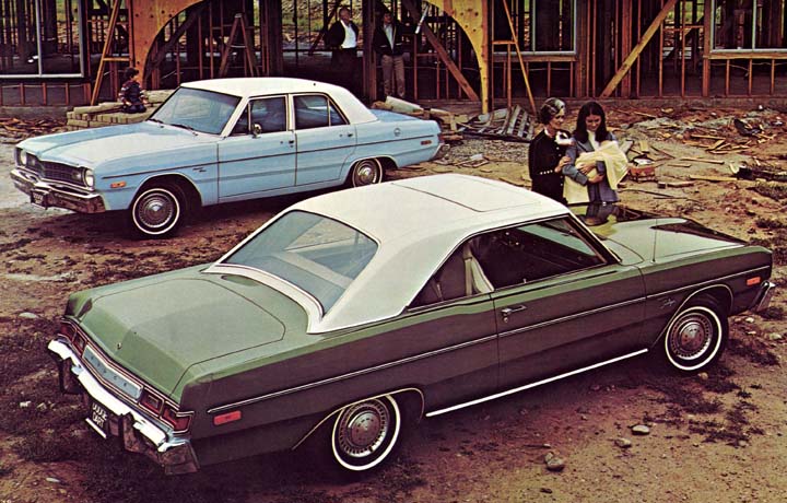 Dart Custom (4 portes sedan) et Dart Swinger (2 portes coupé) 1974